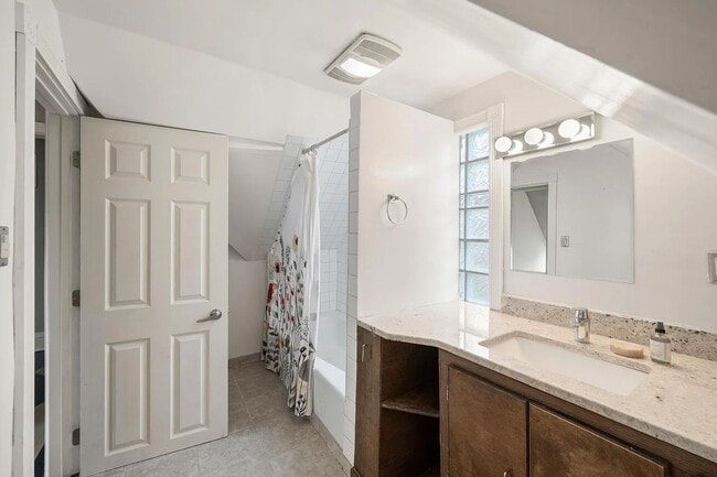 Building Photo - Magnificent, Beautifully UPDATED, 3 Bedroo...