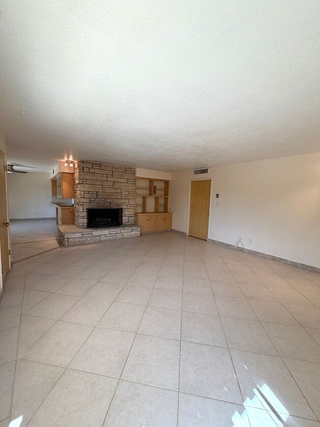 Building Photo - Cozy 2 Bedroom 1.5 Bathroom