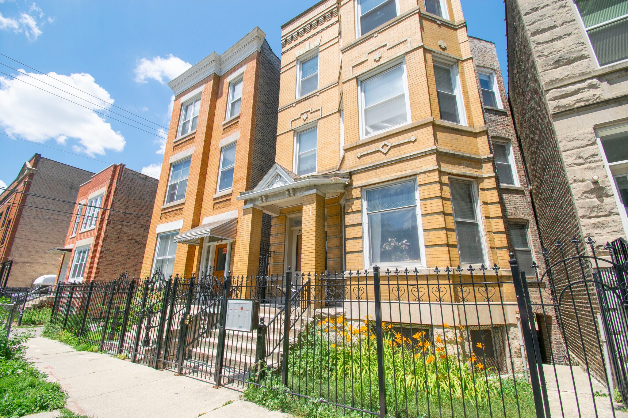 Building Photo - 2736 W Evergreen Ave