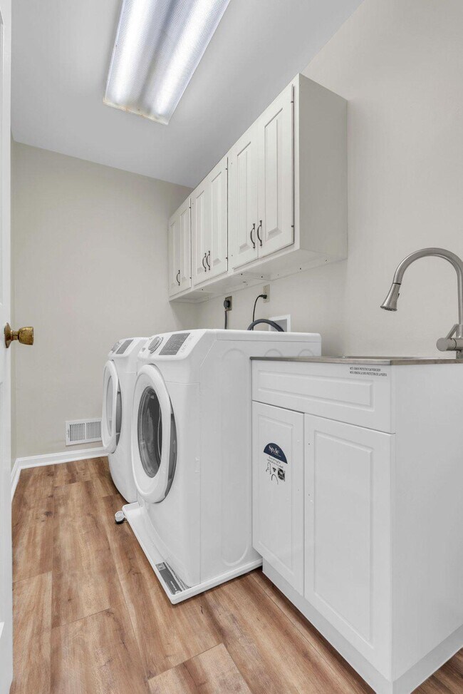 Building Photo - 8616 Chateau Dr