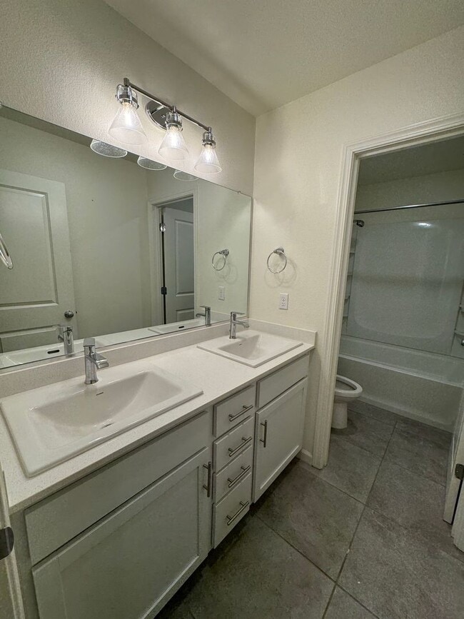 Building Photo - Perfect 5 bedroom, 3.5 bath home with atta...