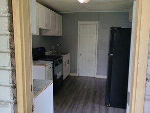 Building Photo - 2 Bedroom 1 Bathroom House