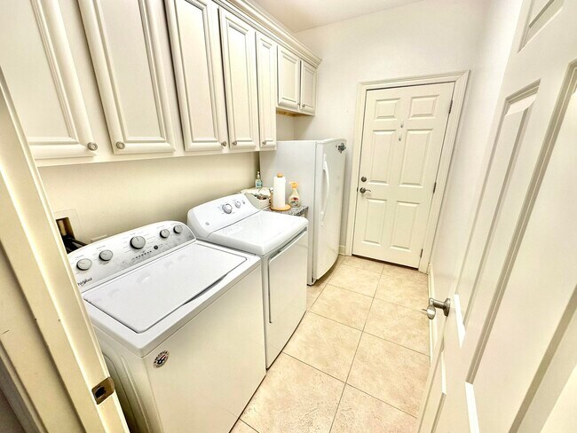 Building Photo - 206 E Pinehurst Dr
