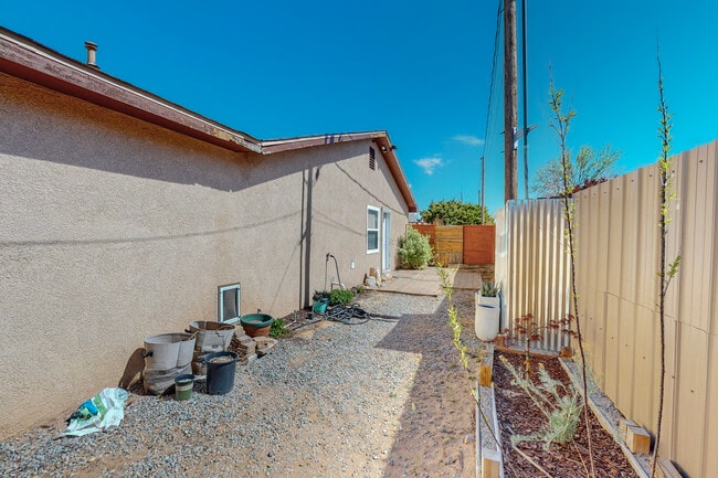 Building Photo - 3010 May Cir SE