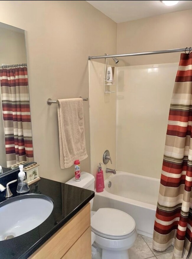 Building Photo - 2 BEDROOM 2.5 BATH TOWNHOME WITH DOWNTOWN ...