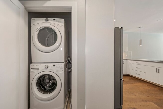 Building Photo - Professionally Managed // 2 bedroom 2 bathroom Modern Condo//  Adams Morgan// Parking Included!