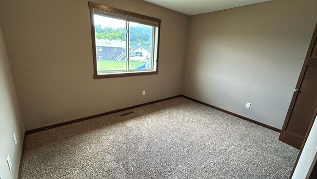 Building Photo - Beautiful and Spacious 4 Bedroom 3 Bath Av...