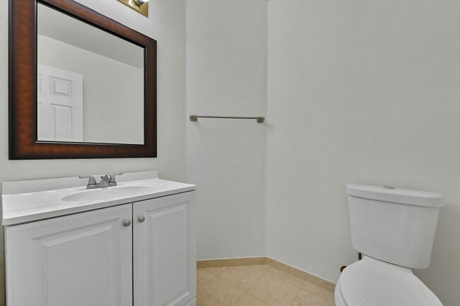 Building Photo - Updated Family Spacious Home w/ Fenced in ...