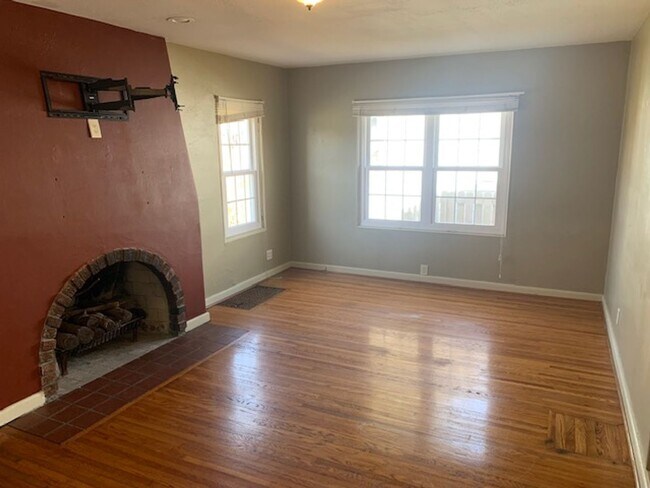 Building Photo - Great Location! Great House! Enjoy baseball games and the park attractions