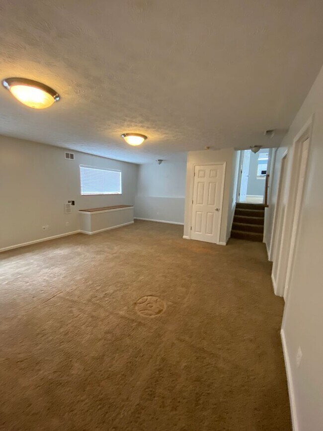 Building Photo - Spacious 4-Bedroom  home for Rent in Fairb...