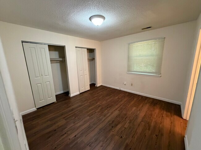 Building Photo - 4832 Hollenden Dr