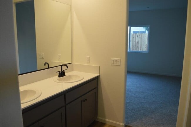 Building Photo - 573 Bedfordshire Dr