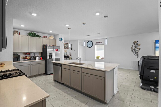 Building Photo - 11164 Middle Strm Dr