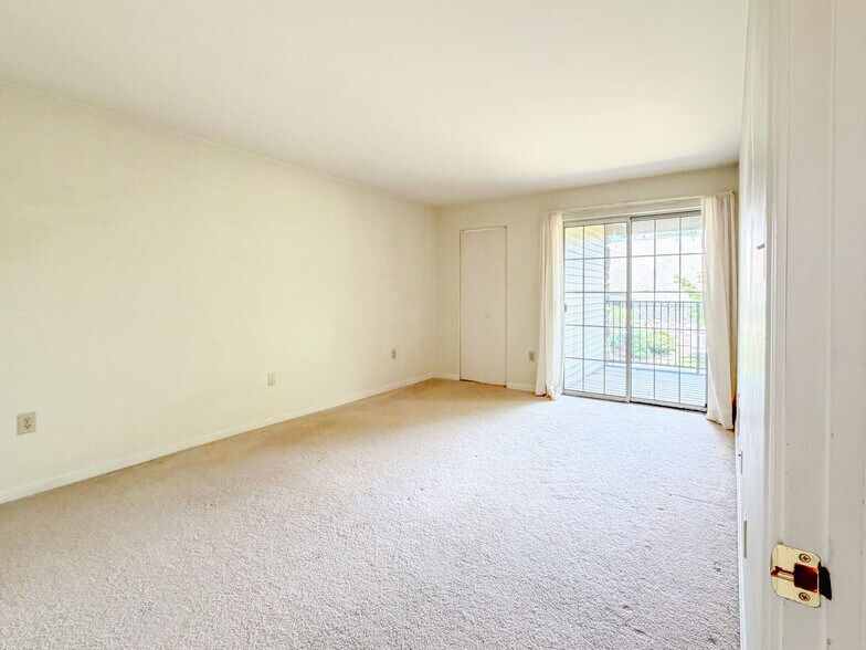 Building Photo - 208 Greenview Dr
