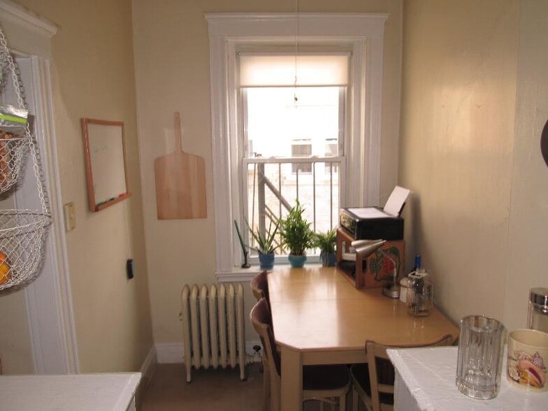 Building Photo - 220 Kelton St