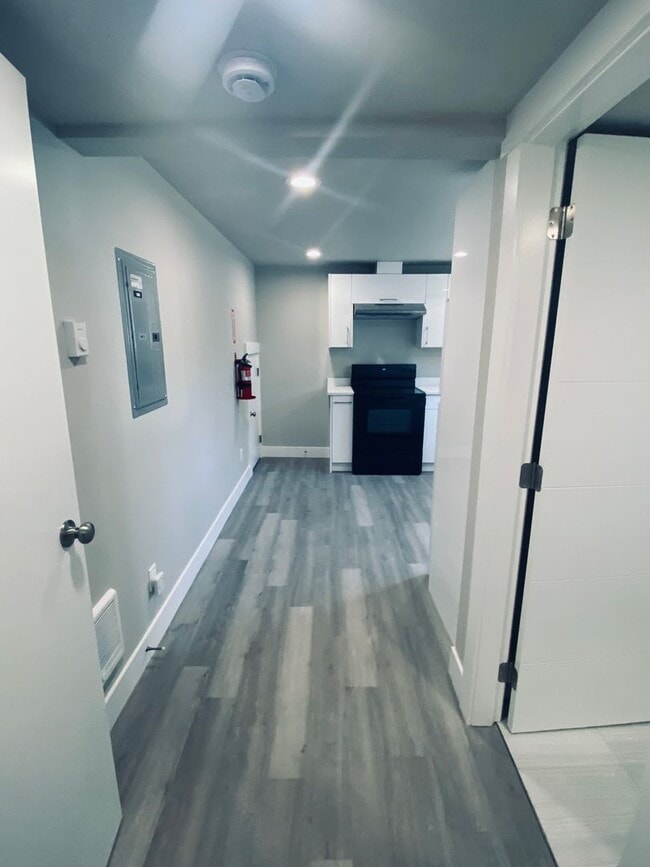 Building Photo - Large Corner Studio | Full Kitchen | In-Unit W/D | Pet Friendly