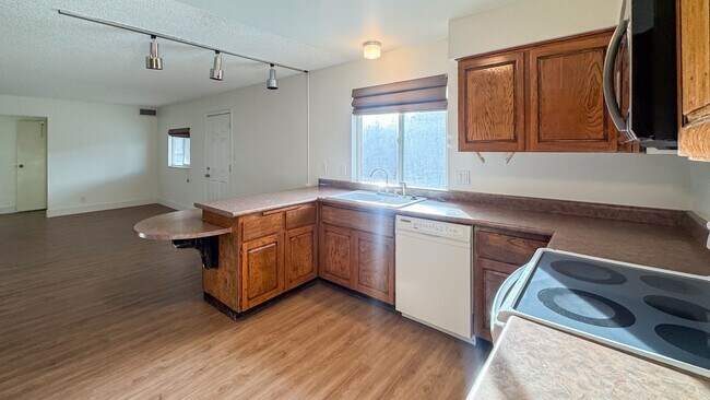 Building Photo - Move-In Ready 3-Bedroom with Pool / Lawn and Pool Service Included!