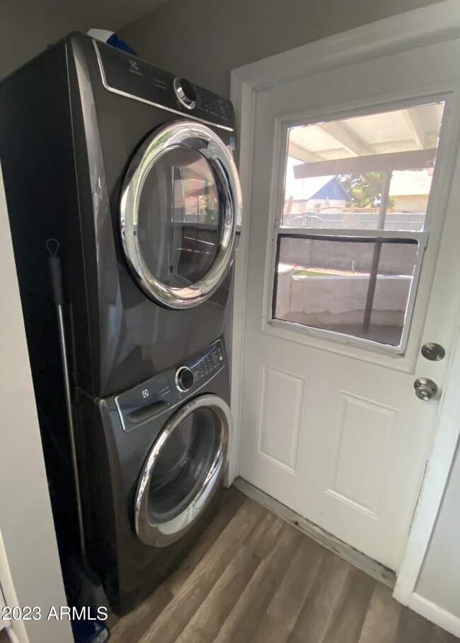 Building Photo - 4627 W Rose Ln