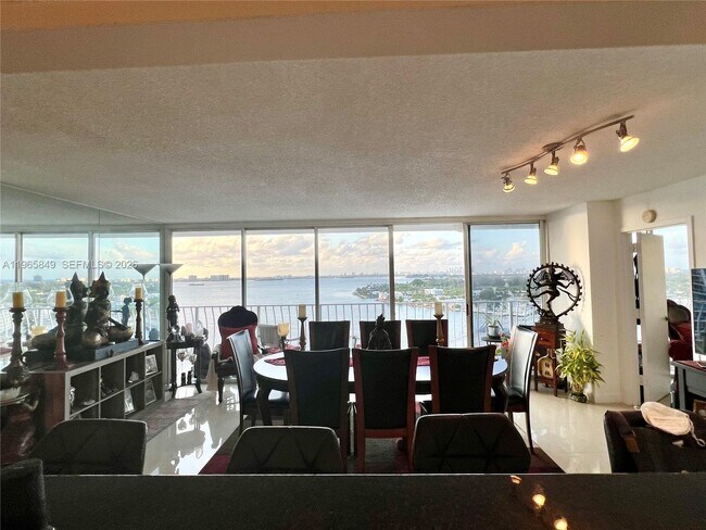 Building Photo - 7601 E Treasure Dr