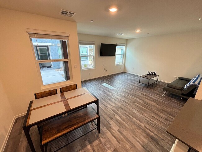 Building Photo - Charming 3Bed/2.5Bath/2Car Townhouse located in Northwest Las Vegas