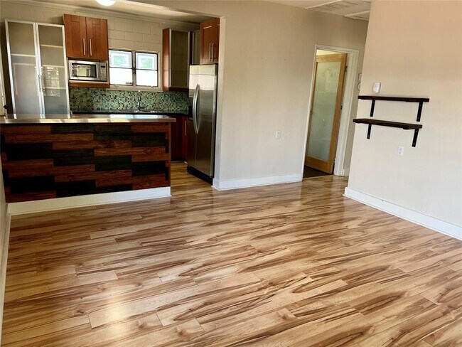 Building Photo - 412 W Croslin St