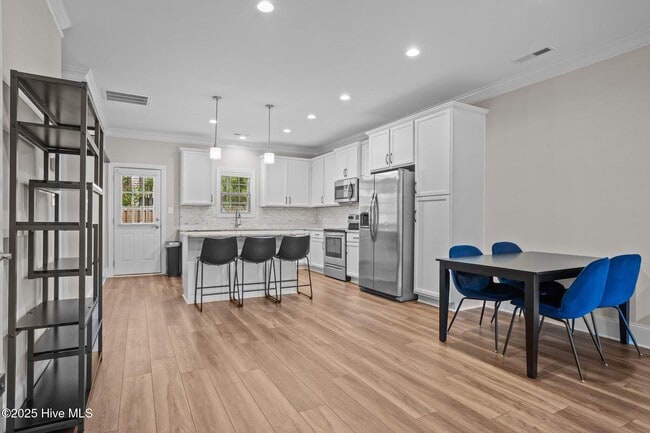 Building Photo - 127 Lark Dr