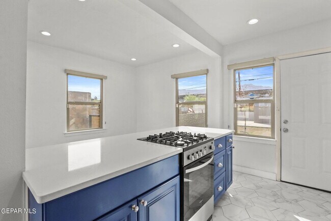Building Photo - 2105 Happer St