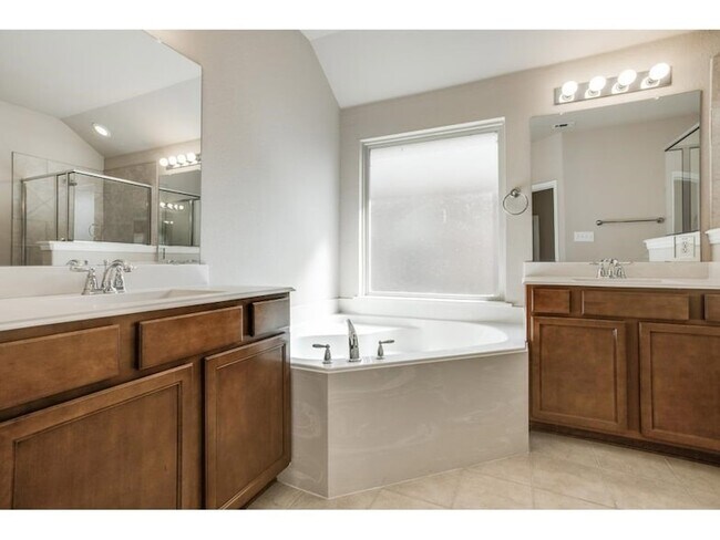 Building Photo - 1120 Villa Paloma Blvd