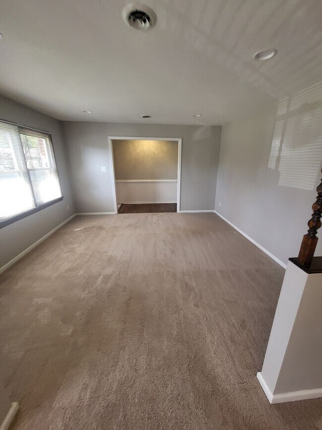 Building Photo - EASTON PLACE