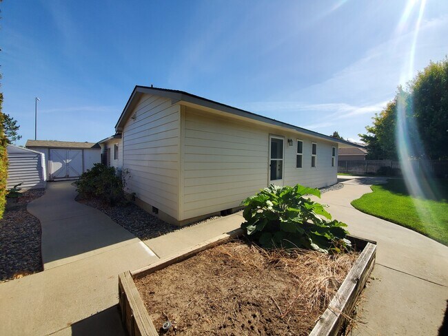 Building Photo - 810 S Dawes St
