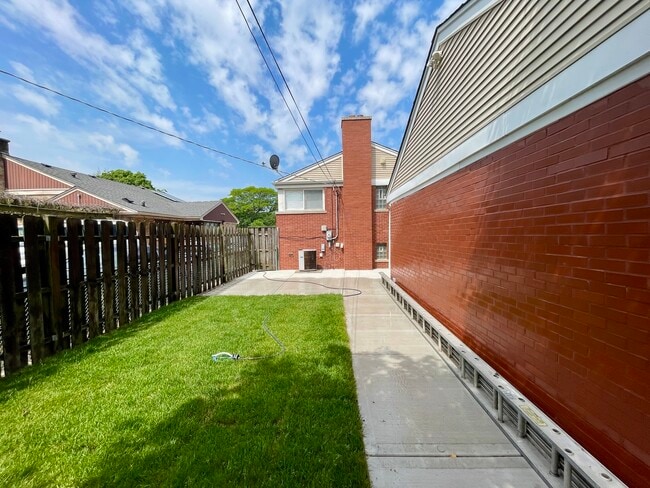 Building Photo - 7075 N Cicero Ave