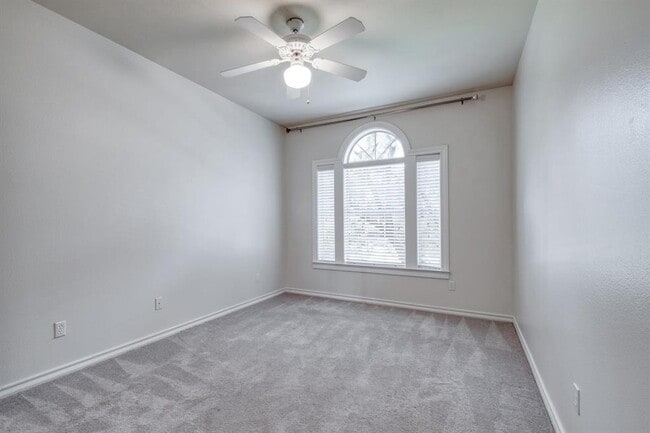 Building Photo - 9215 Spicebrush Dr