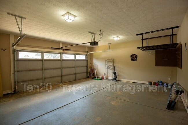 Building Photo - 7177 Helen Dr