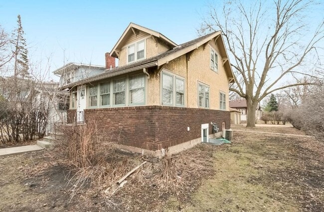 Building Photo - 2000 Como Ave SE