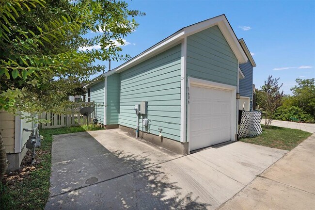 Building Photo - 1606 Sanders