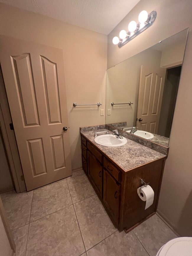 Building Photo - 2 bedroom/2 bath townhouse with 2 car garage