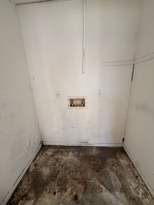 Building Photo - 2701 E 8th Ct