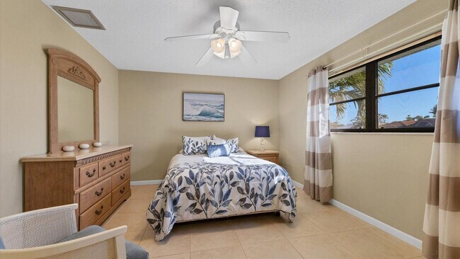 Building Photo - 830 Coronado Dr
