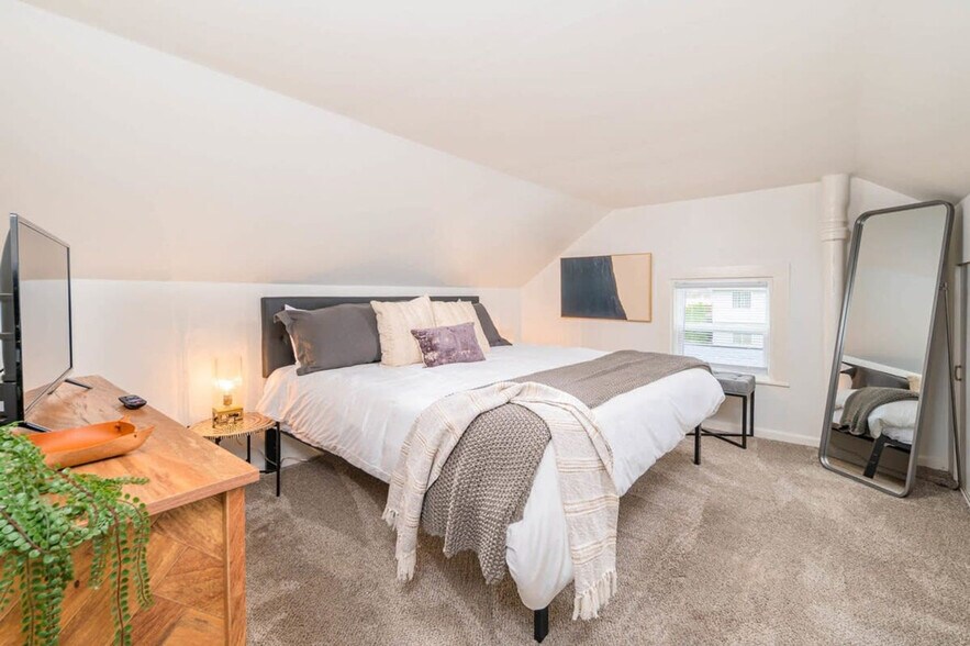 Building Photo - 405 Michigan St