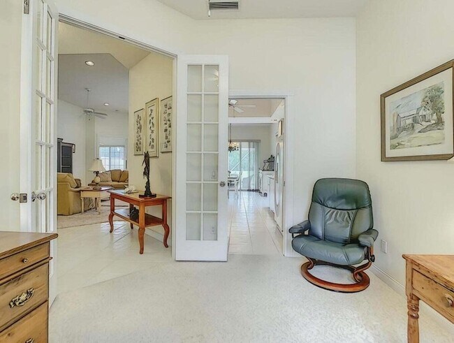 Building Photo - 8533 SE Palm Hammock Ln