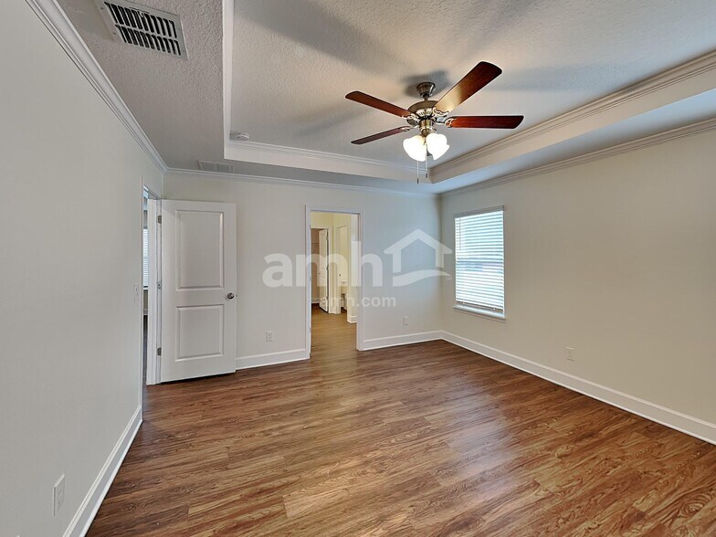 Building Photo - 2437 S Park Ave