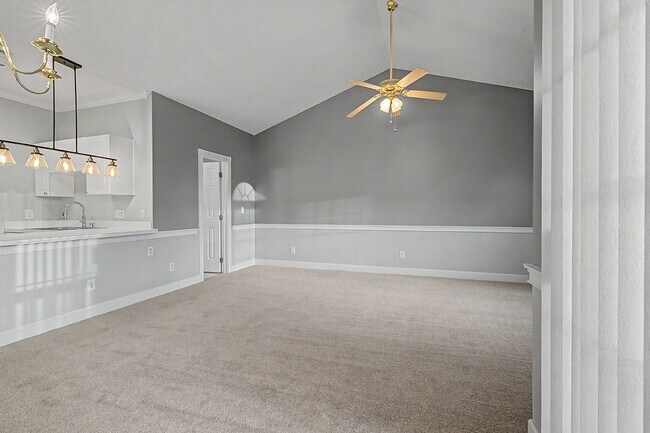 Building Photo - Condo in Arrowhead with brand new paint and carpet!