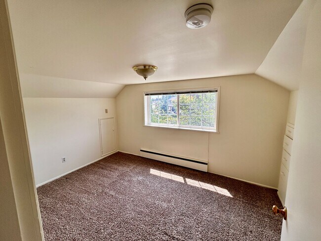 Building Photo - Freshly painted large home near Everett Mall AVAILABLE NOW