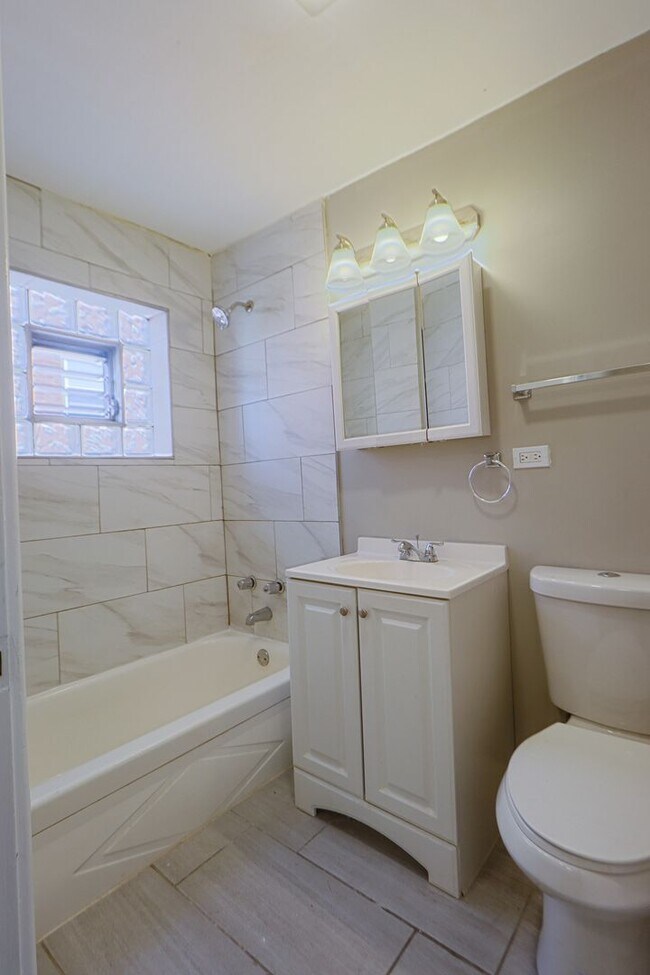 Building Photo - Modern Condo Living in Secure, Gated Commu...