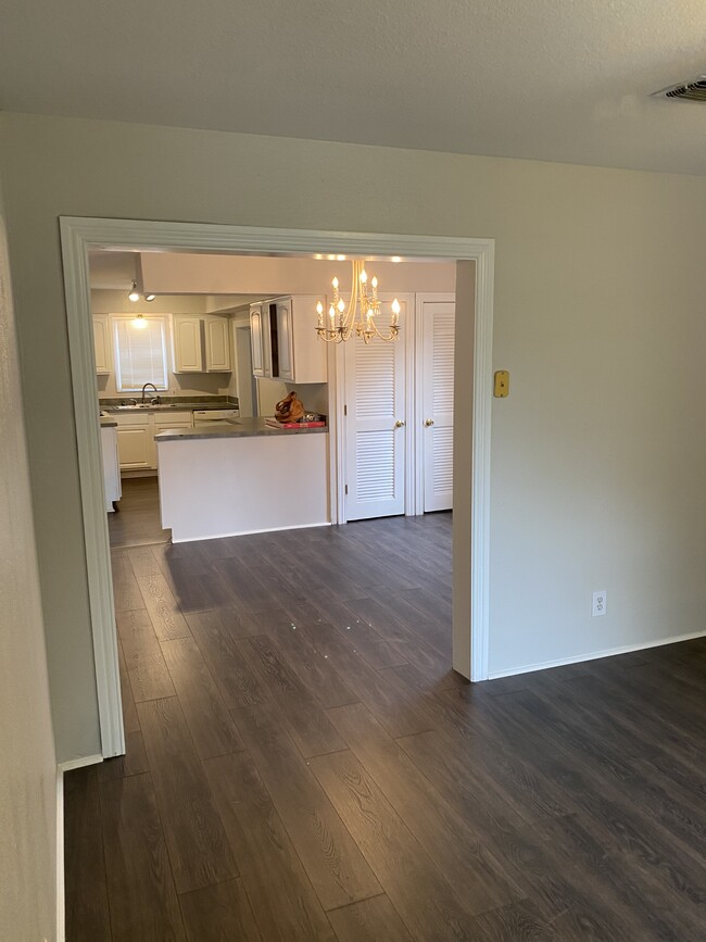 Living room/dining room - 1227 W Walker St