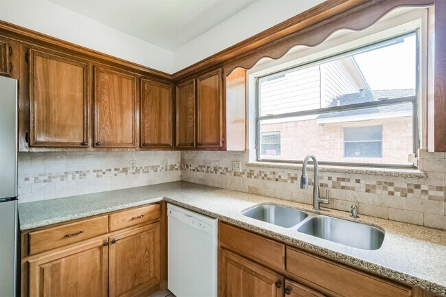 Building Photo - 2815 Arrowhead Dr