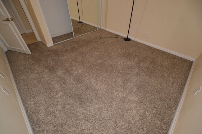 Building Photo - Meridian - Unfurnished 2 Bdrm / 2 Ba Condo - 1 1/2 Blocks off the Strip