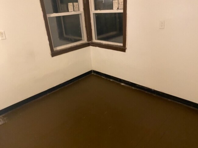 Building Photo - 1532 Woodland Ave NW