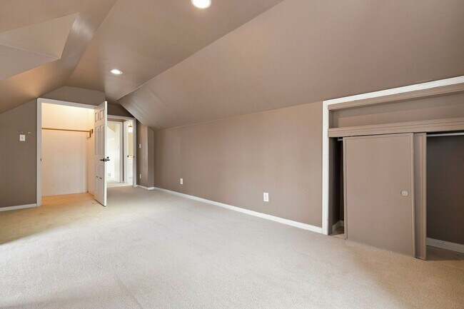 Building Photo - 912 Beechwood Rd