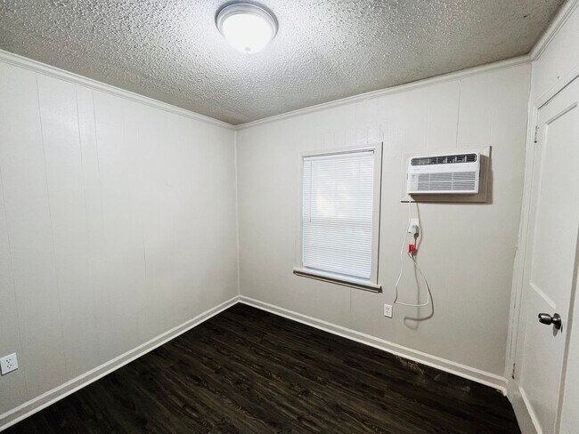 Building Photo - 3993 Lynn St